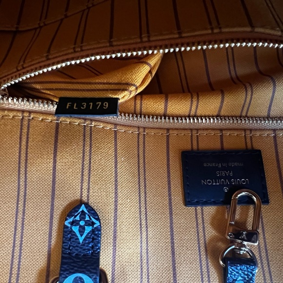 💯 Authentic OnTheGo GM Louis Vuitton Limited Edition bag. - Picture 9 of 9